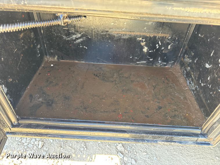 image for item DO2401 2015 Ford F550 XL flatbed truck