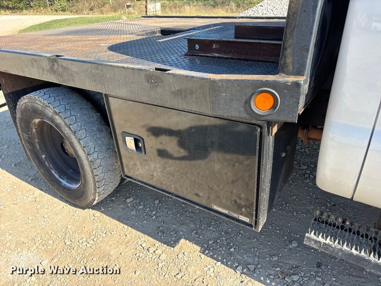 image for item DO2401 2015 Ford F550 XL flatbed truck