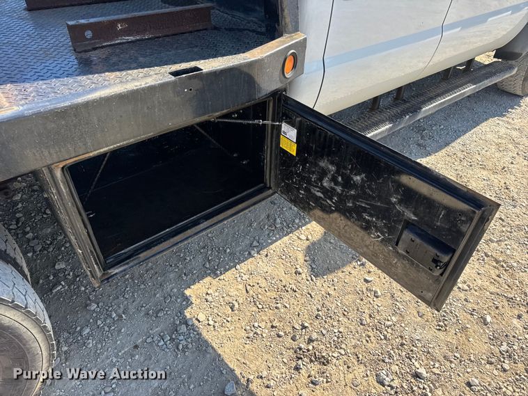 image for item DO2401 2015 Ford F550 XL flatbed truck