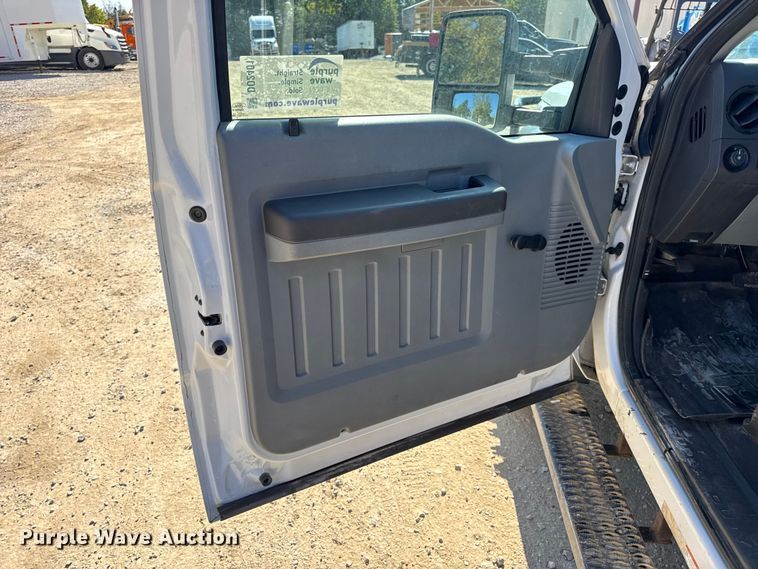 image for item DO2401 2015 Ford F550 XL flatbed truck