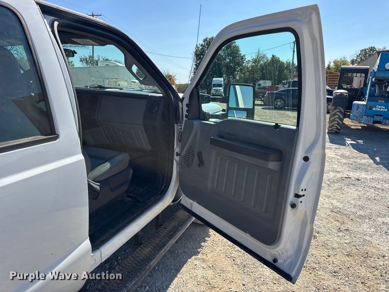 image for item DO2401 2015 Ford F550 XL flatbed truck