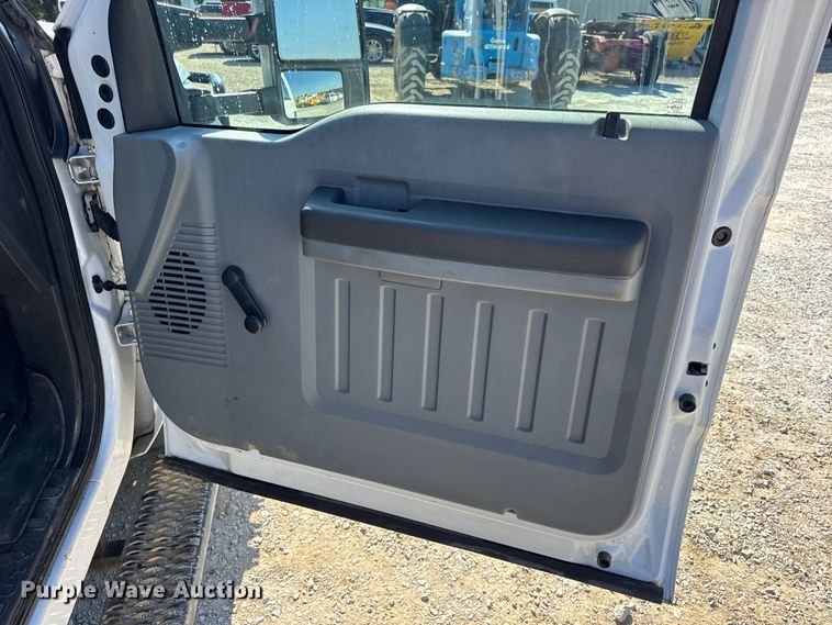 image for item DO2401 2015 Ford F550 XL flatbed truck