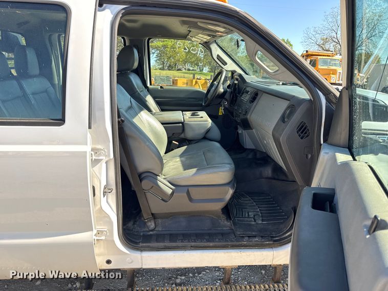 image for item DO2401 2015 Ford F550 XL flatbed truck