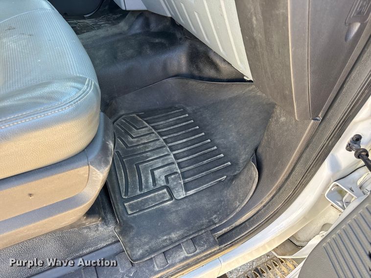 image for item DO2401 2015 Ford F550 XL flatbed truck