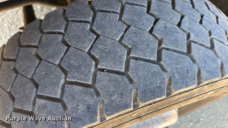 image for item DO2401 2015 Ford F550 XL flatbed truck