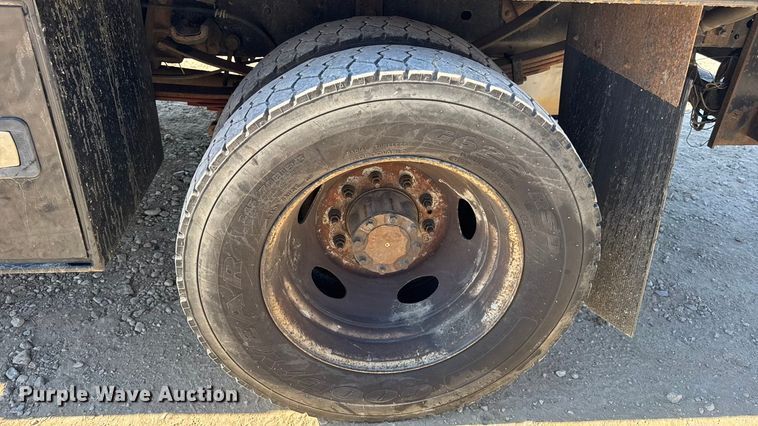 image for item DO2401 2015 Ford F550 XL flatbed truck