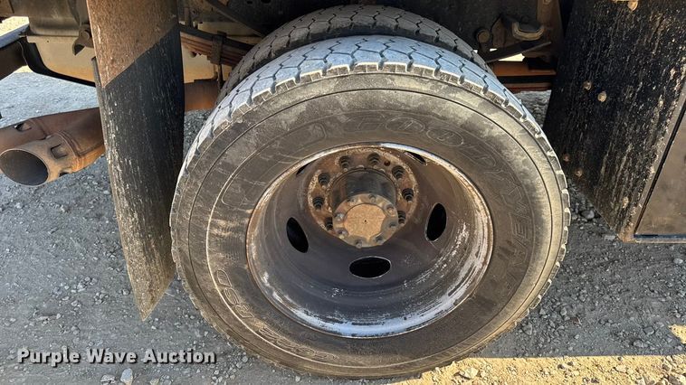 image for item DO2401 2015 Ford F550 XL flatbed truck