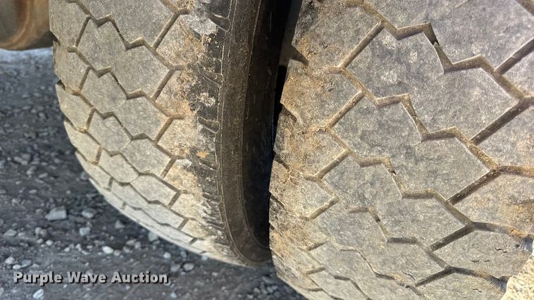 image for item DO2401 2015 Ford F550 XL flatbed truck