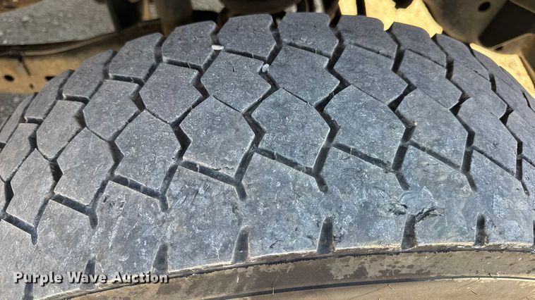 image for item DO2401 2015 Ford F550 XL flatbed truck