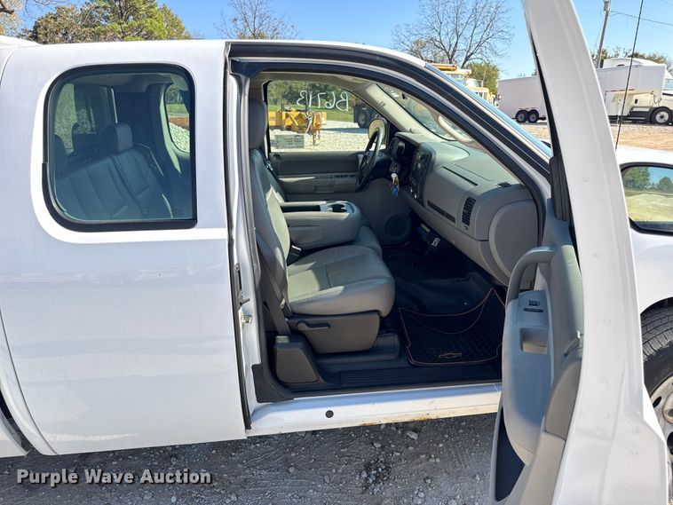 image for item DO2403 2009 Chevrolet Silverado 1500 Ext. Cab pickup truck