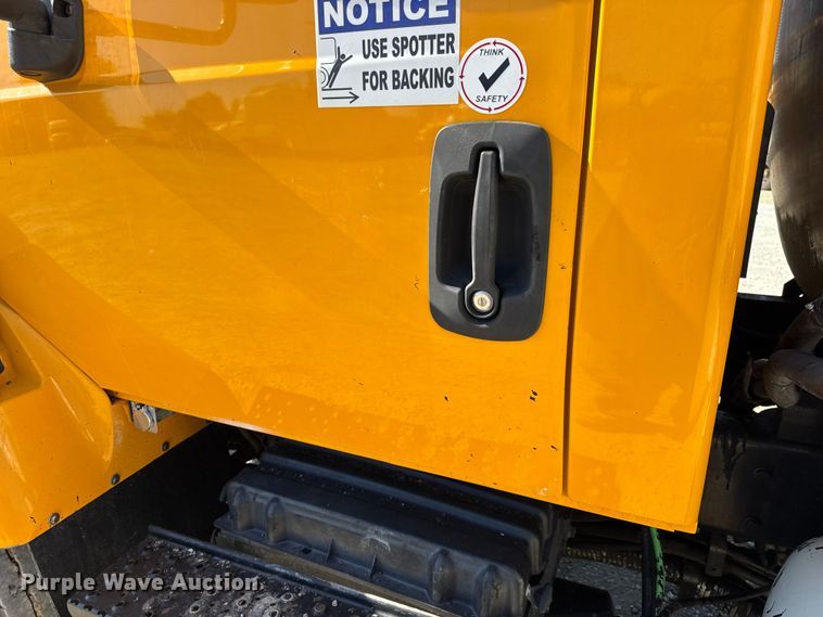 image for item DO2404 2008 International WorkStar 7300 oil distributor truck