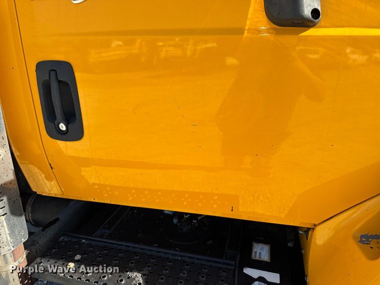 image for item DO2404 2008 International WorkStar 7300 oil distributor truck