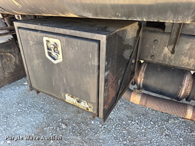 image for item DO2404 2008 International WorkStar 7300 oil distributor truck