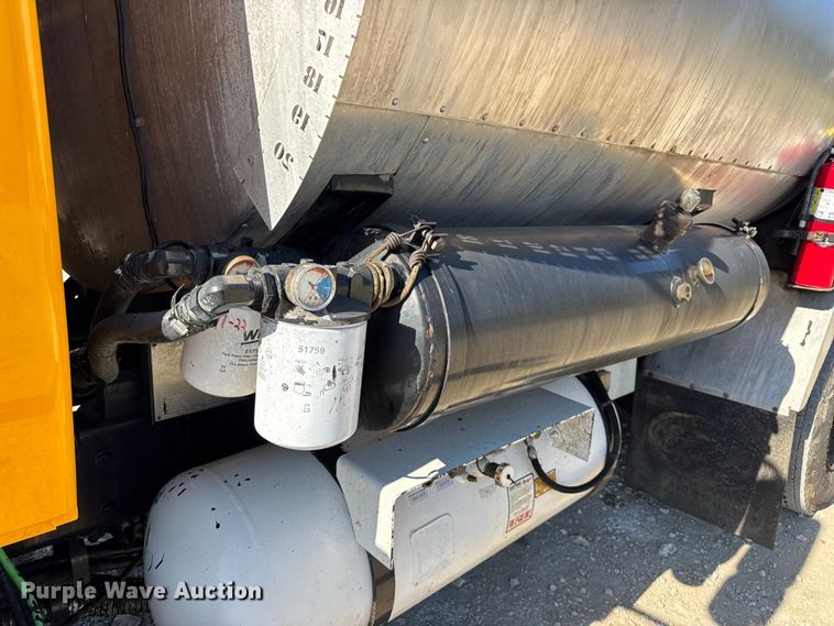 image for item DO2404 2008 International WorkStar 7300 oil distributor truck