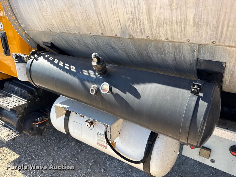 image for item DO2404 2008 International WorkStar 7300 oil distributor truck