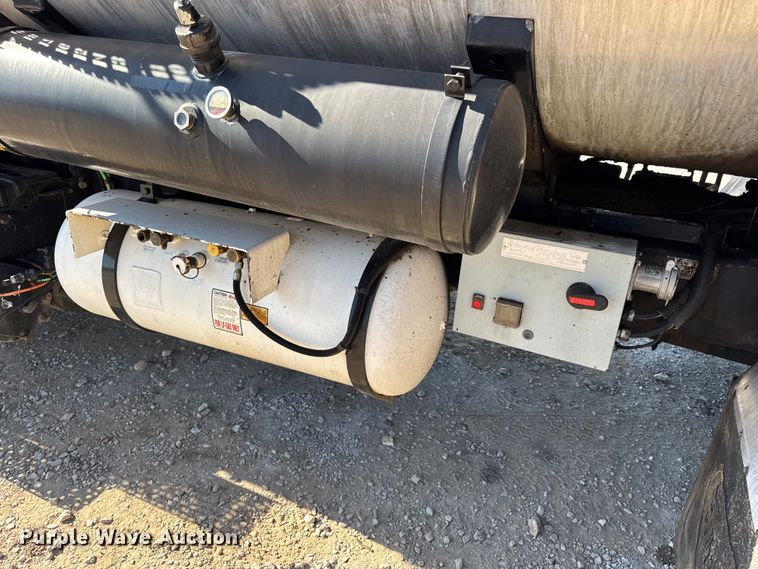 image for item DO2404 2008 International WorkStar 7300 oil distributor truck