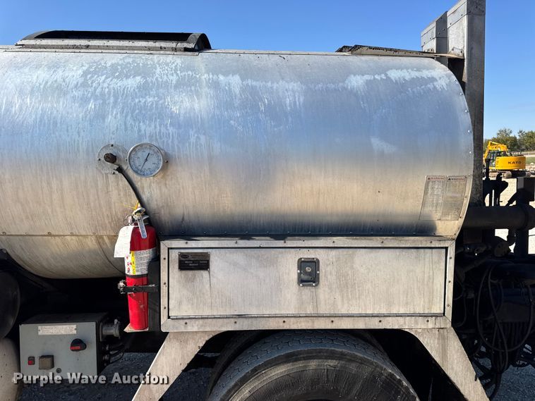 image for item DO2404 2008 International WorkStar 7300 oil distributor truck