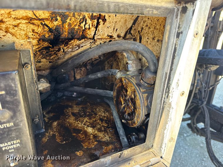 image for item DO2404 2008 International WorkStar 7300 oil distributor truck