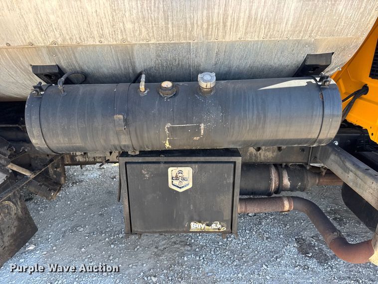 image for item DO2404 2008 International WorkStar 7300 oil distributor truck