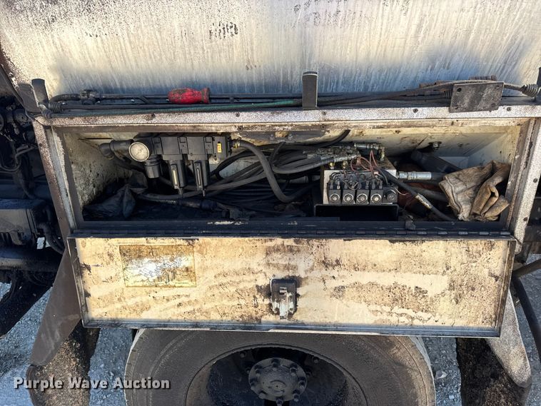 image for item DO2404 2008 International WorkStar 7300 oil distributor truck