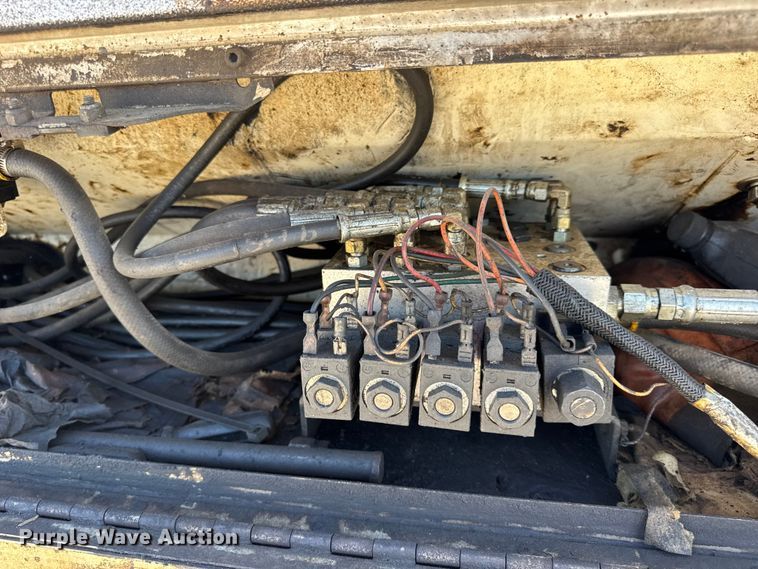 image for item DO2404 2008 International WorkStar 7300 oil distributor truck