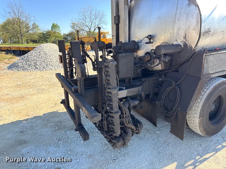 image for item DO2404 2008 International WorkStar 7300 oil distributor truck