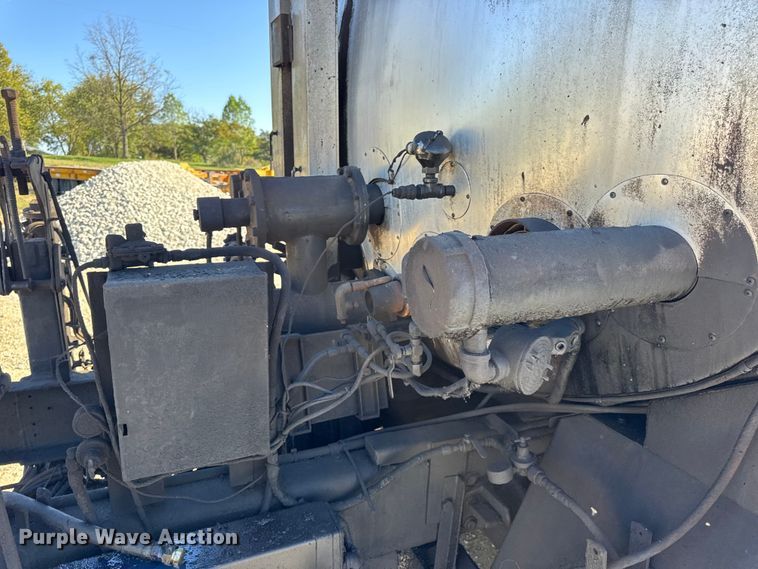 image for item DO2404 2008 International WorkStar 7300 oil distributor truck