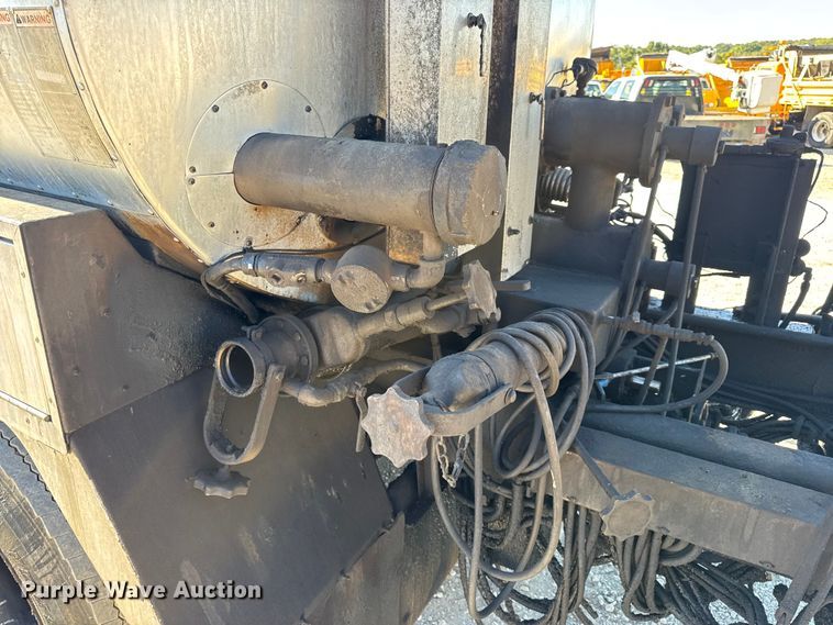 image for item DO2404 2008 International WorkStar 7300 oil distributor truck