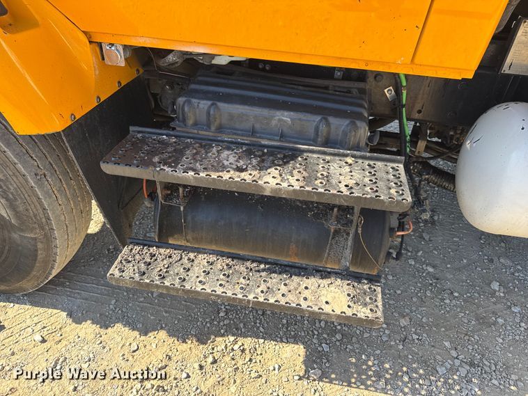 image for item DO2404 2008 International WorkStar 7300 oil distributor truck