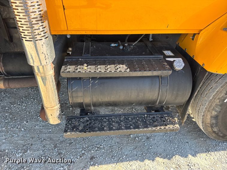 image for item DO2404 2008 International WorkStar 7300 oil distributor truck