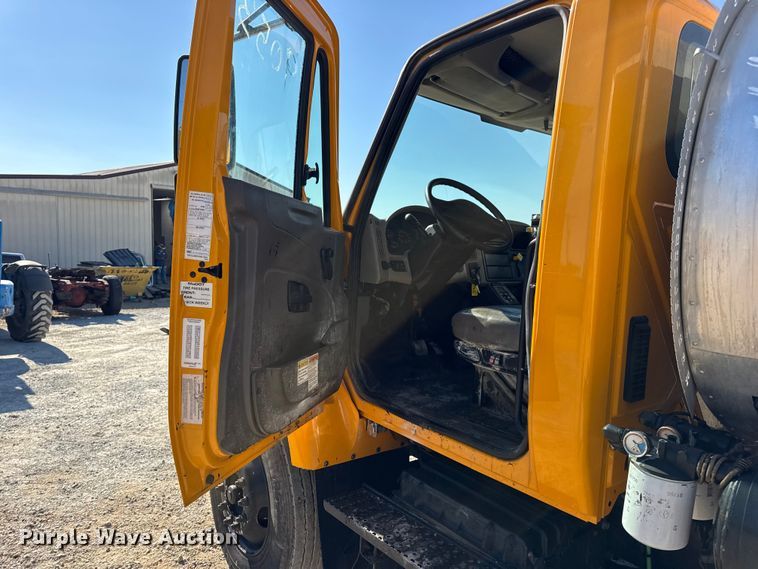 image for item DO2404 2008 International WorkStar 7300 oil distributor truck