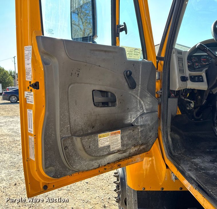 image for item DO2404 2008 International WorkStar 7300 oil distributor truck