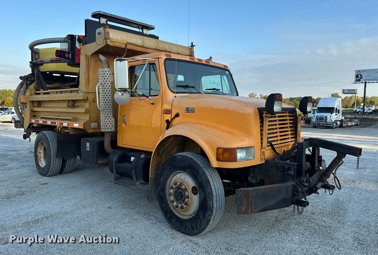 image for item DO2413 2001 International 4900 dump truck