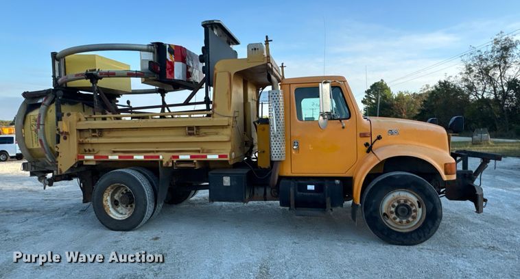 image for item DO2413 2001 International 4900 dump truck