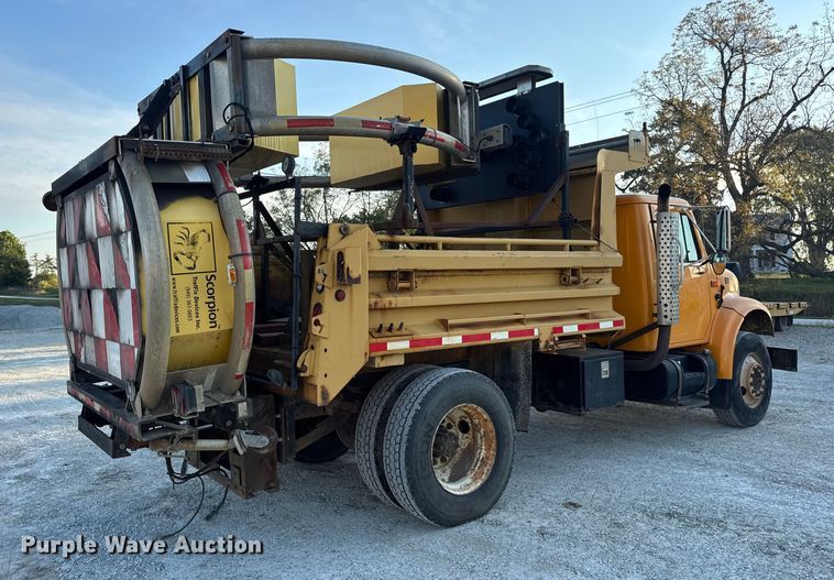 image for item DO2413 2001 International 4900 dump truck