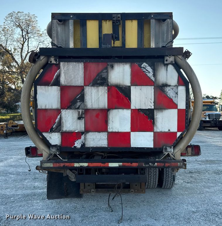 image for item DO2413 2001 International 4900 dump truck