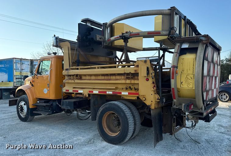 image for item DO2413 2001 International 4900 dump truck