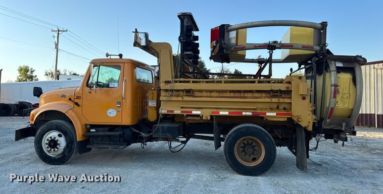 image for item DO2413 2001 International 4900 dump truck