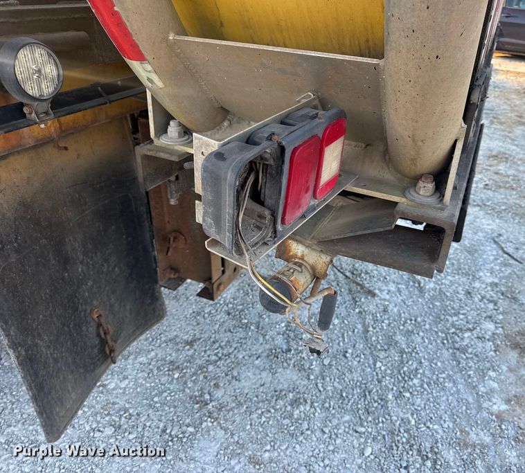 image for item DO2413 2001 International 4900 dump truck