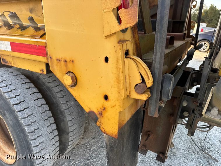 image for item DO2413 2001 International 4900 dump truck