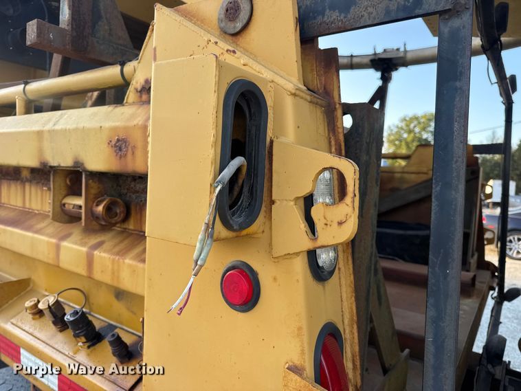 image for item DO2413 2001 International 4900 dump truck