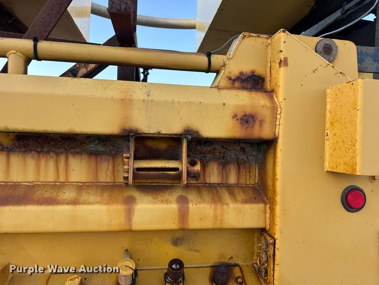 image for item DO2413 2001 International 4900 dump truck