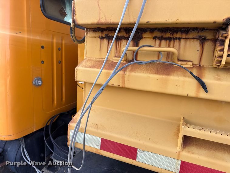 image for item DO2413 2001 International 4900 dump truck