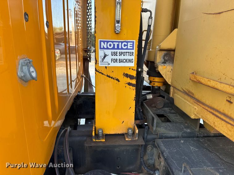 image for item DO2413 2001 International 4900 dump truck