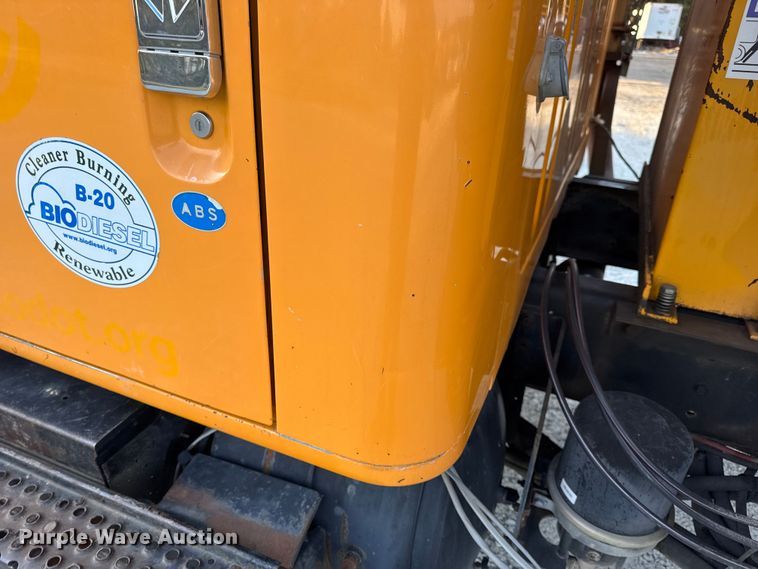 image for item DO2413 2001 International 4900 dump truck