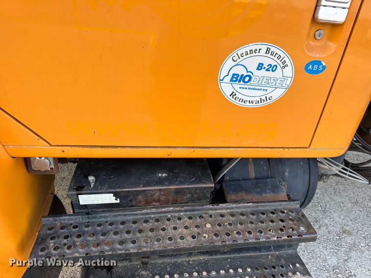 image for item DO2413 2001 International 4900 dump truck