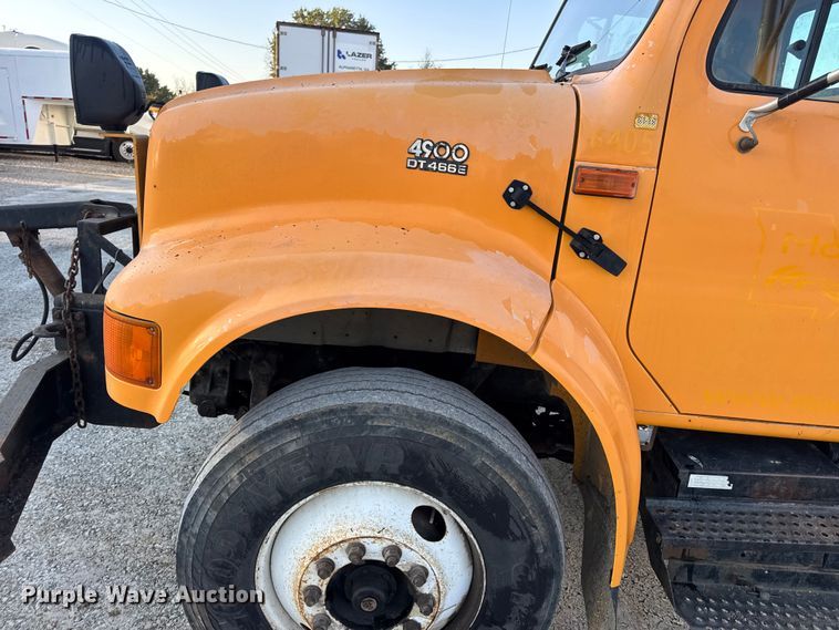 image for item DO2413 2001 International 4900 dump truck