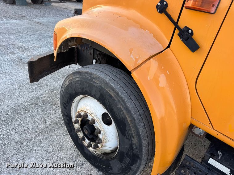 image for item DO2413 2001 International 4900 dump truck