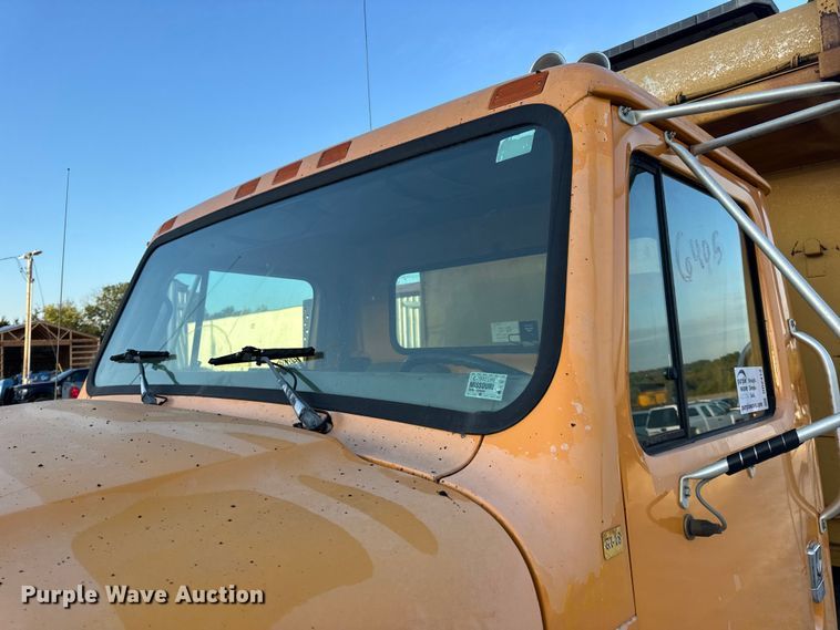 image for item DO2413 2001 International 4900 dump truck