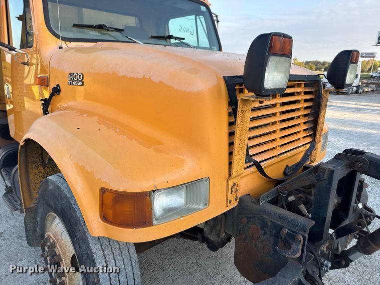 image for item DO2413 2001 International 4900 dump truck